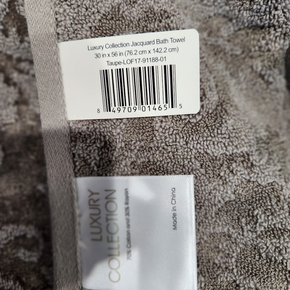 NWT-3 piece bathroom towel set (towel, hand towel & washcloth). Grey in color